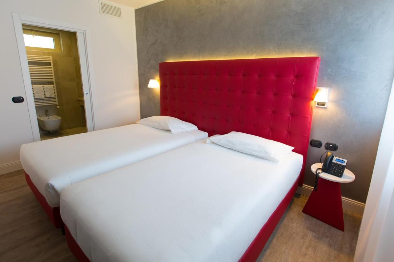 Hotel Al Campanile - Luxury Suites & Apartments Baveno Bagian luar foto